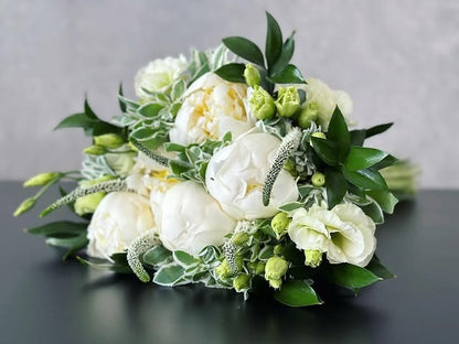 Bouquet de peonias blancas y lisianthus blanco