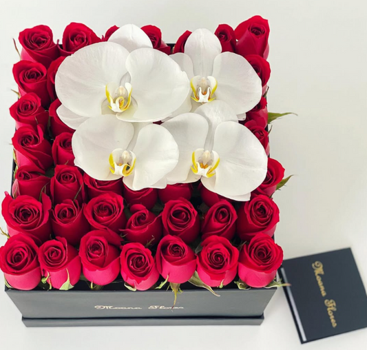 Rosas rojas con orquídeas blancas