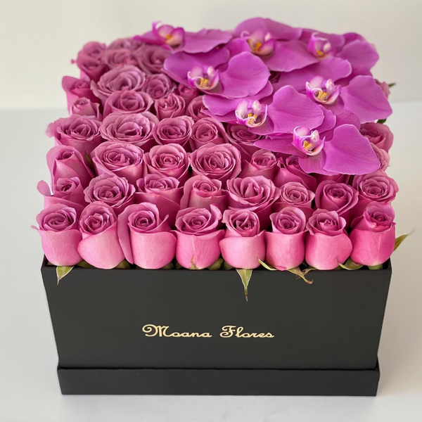 Rosas moradas con orquídeas moradas elegantes.