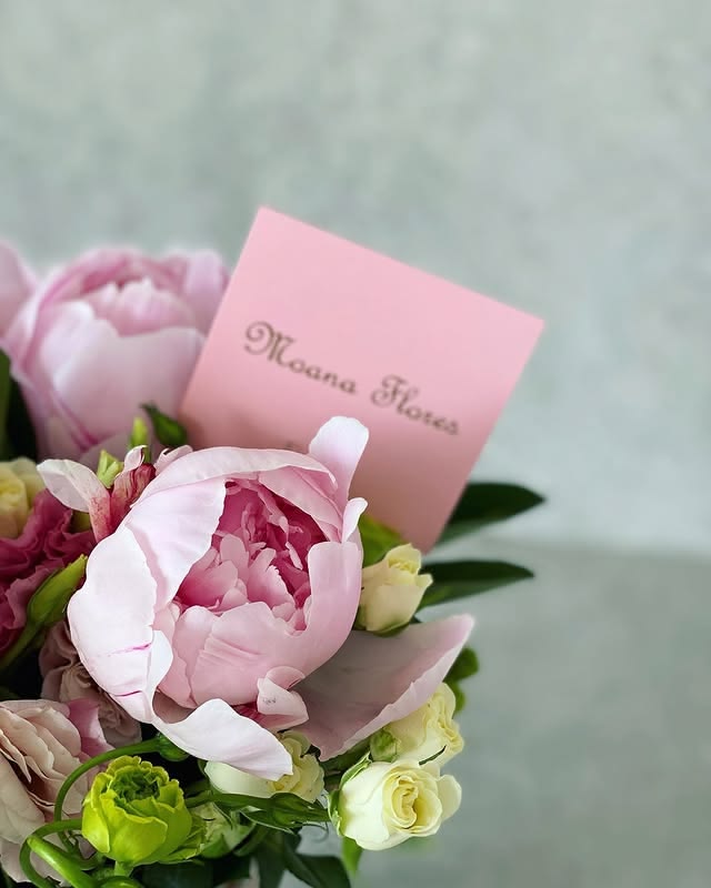 Peonias en florero de trinitate