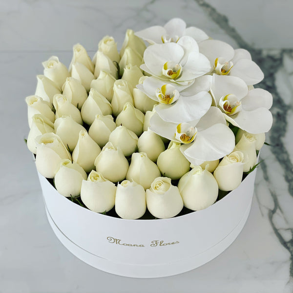 Rosas blancas con orquídeas blancas.