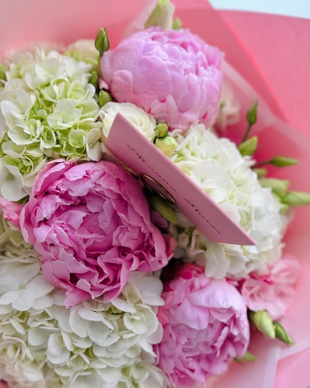 Bouquet de peonias con hortencias
