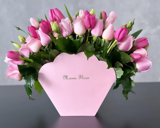 Rosas caricias con lisianthus rosa con follaje y tulipanes rosas
