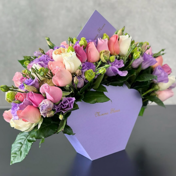 Rosas moradas, caricias, náuticas, hermosas, blancas con follaje y lisianthus.