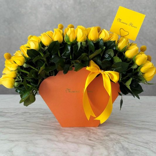 Rosas amarillas con follaje y craspedias