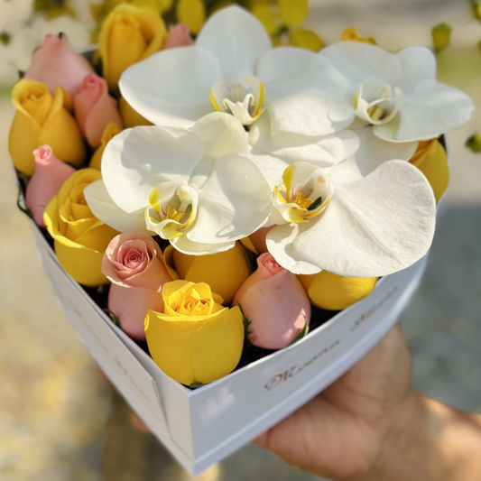 Rosas amarillas y caricias con orquídeas blancas