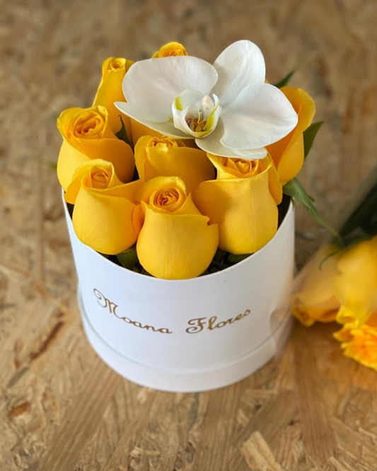 Rosas amarillas con orquídeas