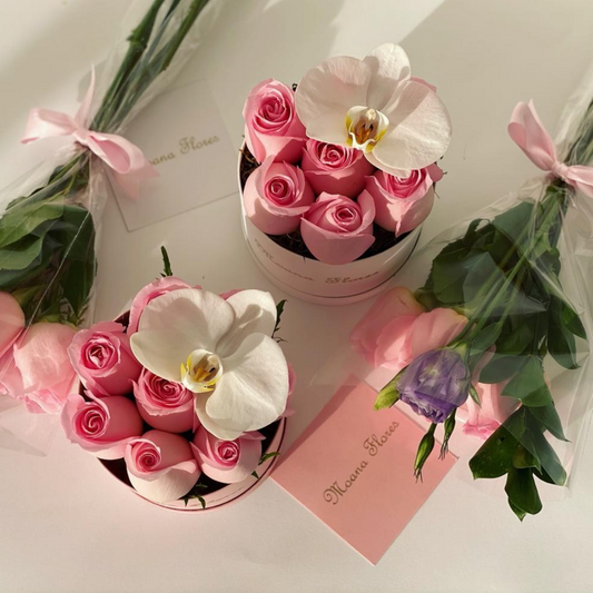 Rosas caricias con orquídea blanca