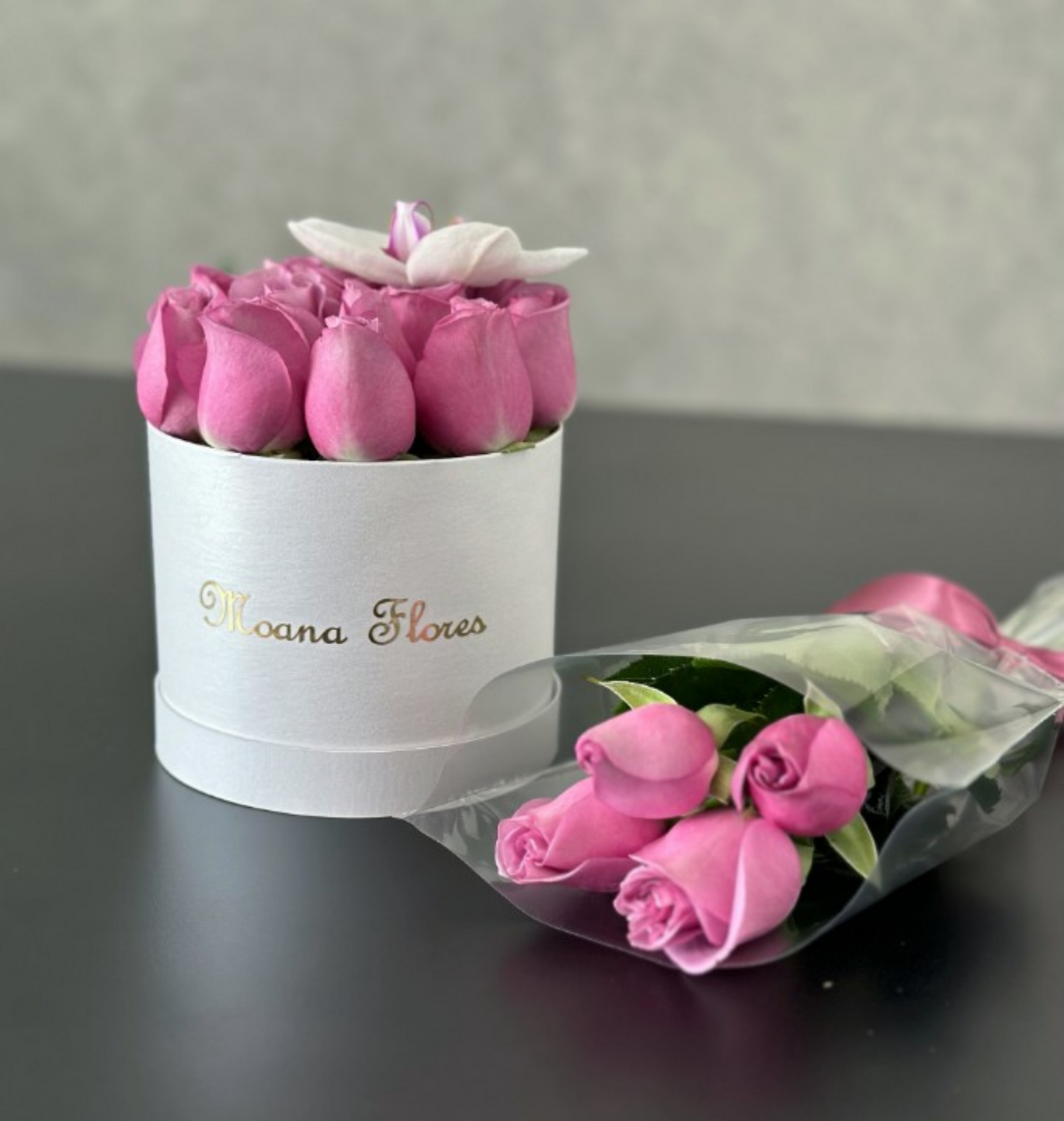 Rosas moradas con orquídea blanca