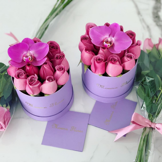 Rosas moradas con orquídeas moradas