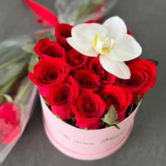Rosas rojas con orquidea blanca en caja rosa