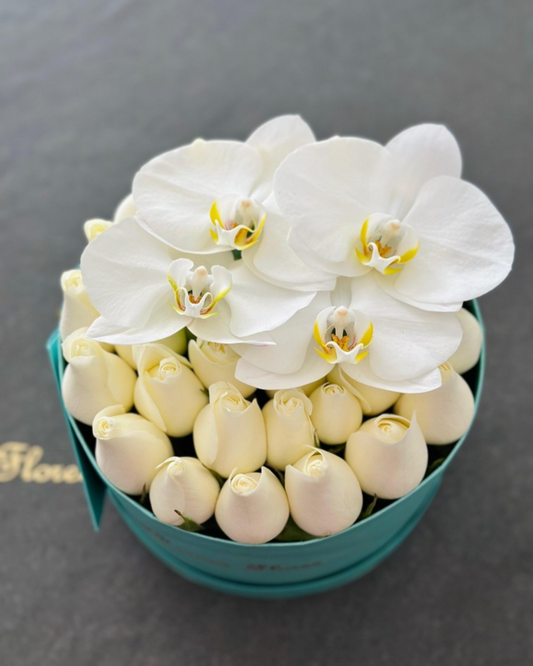 Rosas blancas con orquídeas blancas frescas