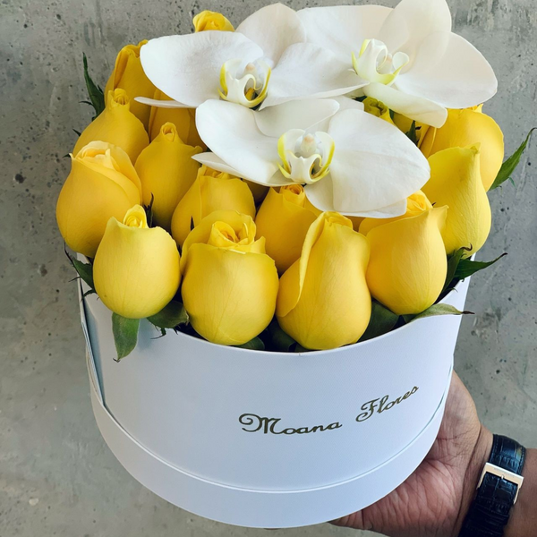 Rosas amarillas con orquídeas blancas.