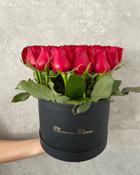 Rosas rojas con follaje