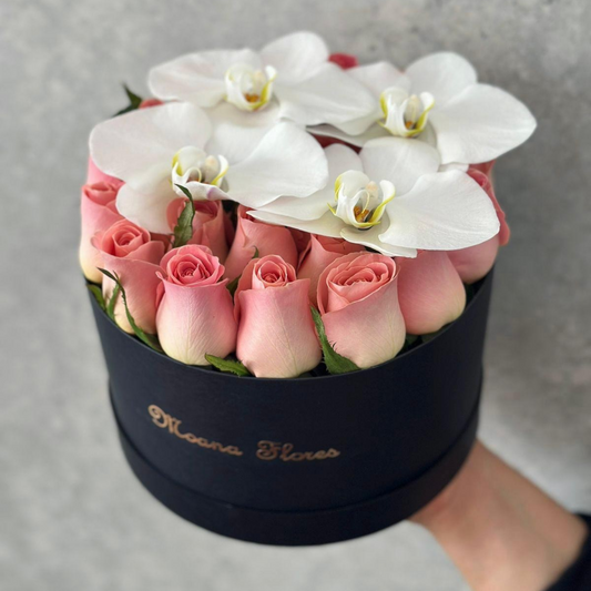 Rosas hermosas con orquídeas.