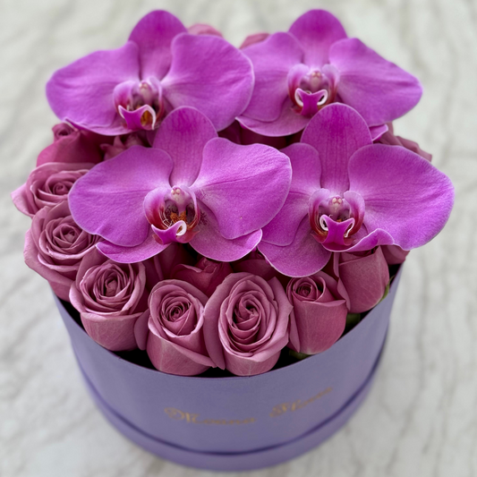 Rosas moradas con orquídeas moradas
