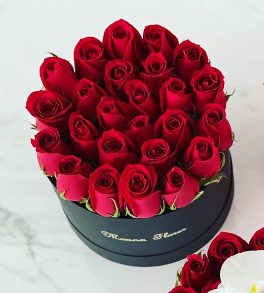 Rosas rojas caja circular negra