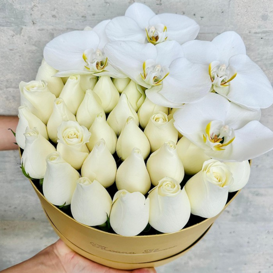 Rosas blancas con orquídeas blancas sofisticadas