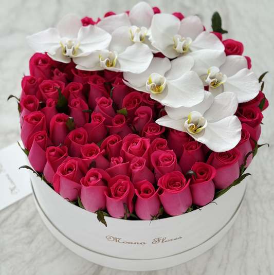 Rosas fucsia con orquídeas blancas