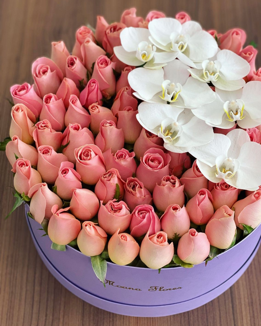 Rosas hermosas con orquídeas.