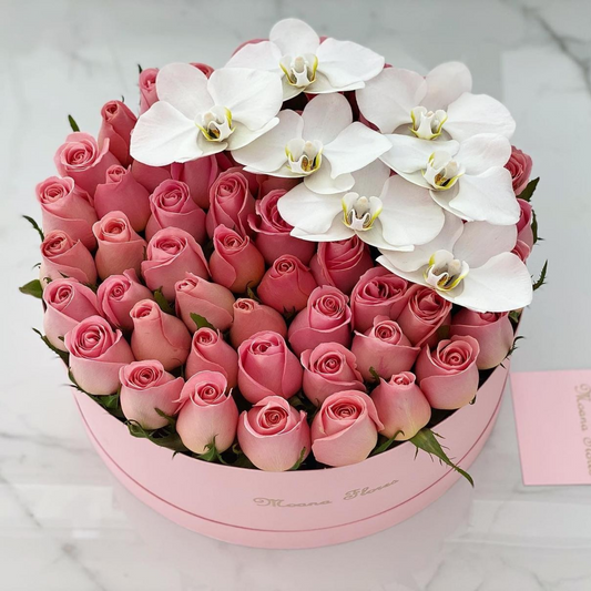 Rosas hermosas con orquídeas