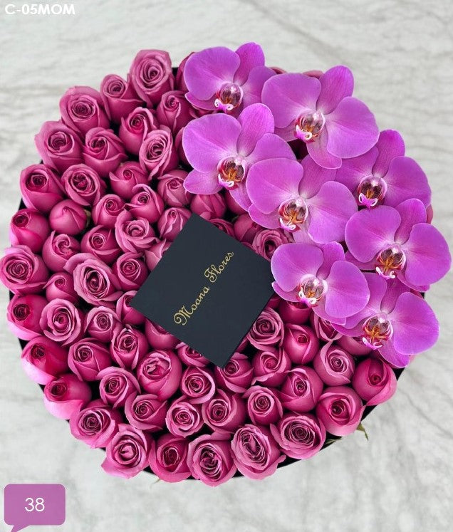Rosas moradas con orquídeas moradas en caja circular blanca.