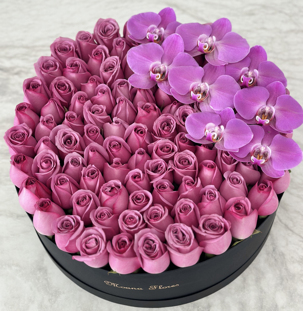 Rosas moradas con orquídeas.