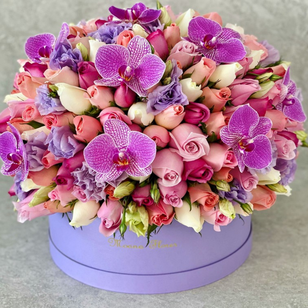 Domo premium rosas moradas, caricia, blancas, lisianthus lila con orquídeas moradas rayadas.