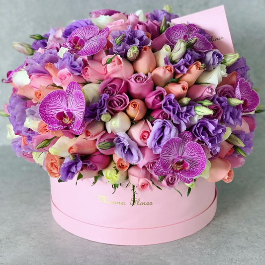 Domo premium Rosas moradas, caricias, blancas, lisianthus lila con orquídeas moradas rayadas