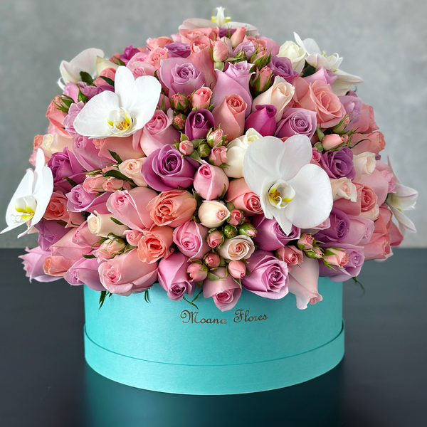 Domo premium rosas moradas, caricias, blancas, náuticas,  con orquídeas blancas.