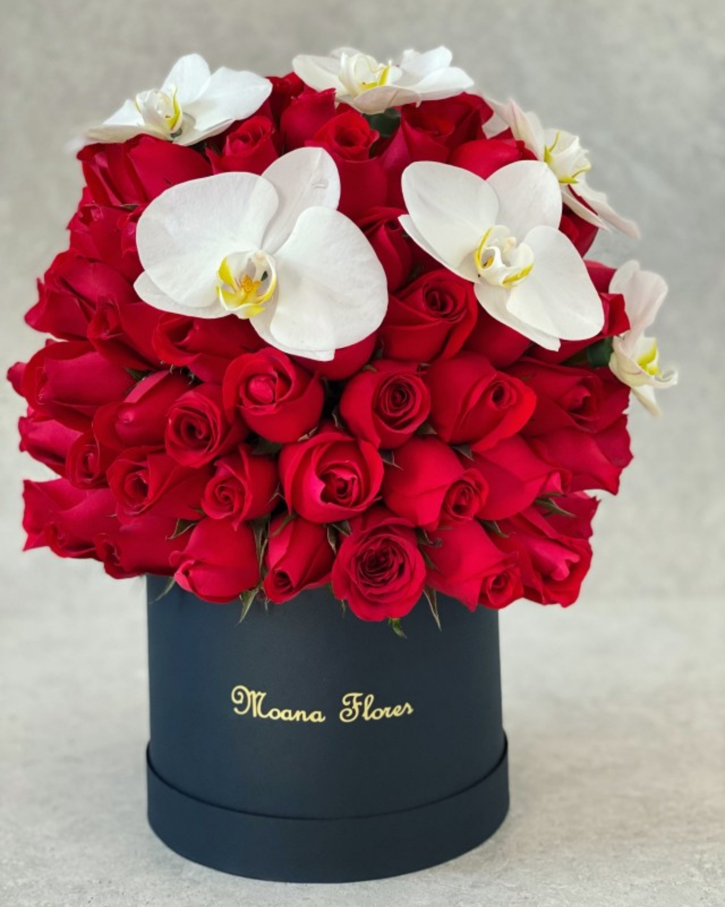 Domo rosas rojas con orquídeas blancas