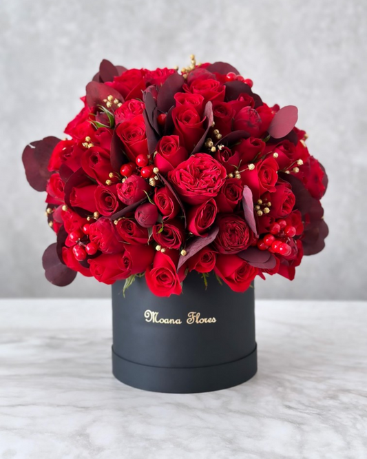 Domo rosas rojas con follajes cálidos