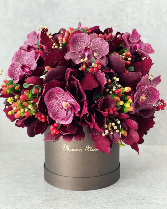 Domo follajes secos y frescos cálidos con orquídeas.