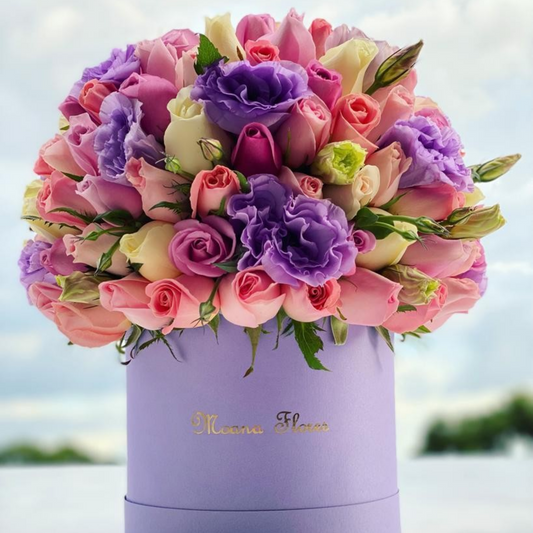 Domo rosas moradas, caricias, blancas, lisianthus lila