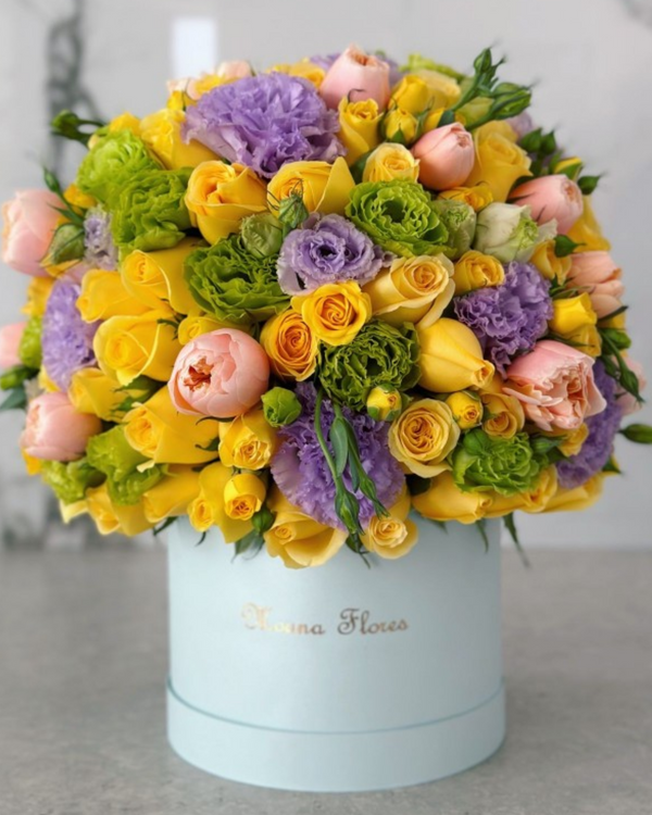 Domo rosas amarillas, rosas inglesas, lisianthus verde y lila.