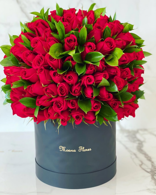 Domo premium rosas rojas con follaje
