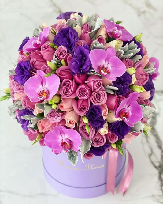Domo premium rosas moradas, caricias lisianthus morado, follaje, orquídeas moradas