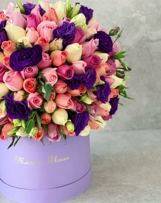 Domo premium rosas moradas, caricias, hermosas, nauticas, blancas con lisianthus morado