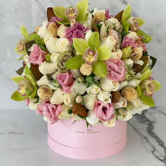 Domo rosas blancas, follaje seco, orquídeas verdes, lisianthus.