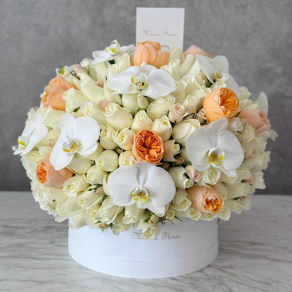 Domo premium rosas blancas,  rosas inglesas con orquídeas blancas.