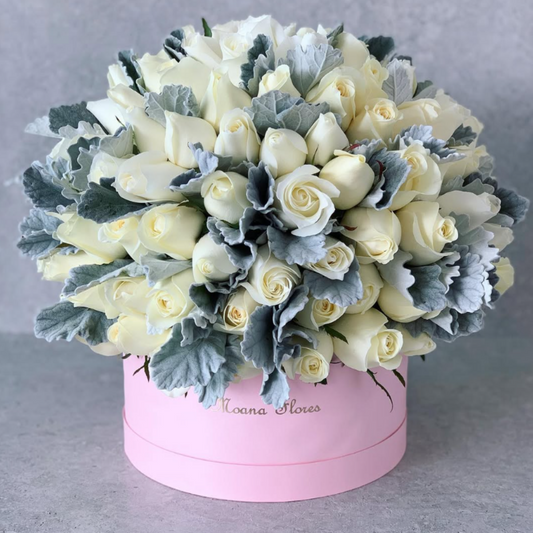 Domo premium rosas blancas con follaje.