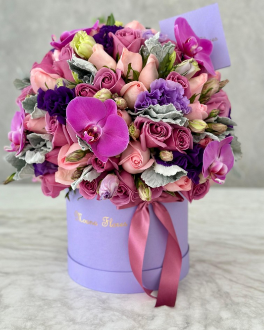 Domo rosas moradas, rosas caricias con lisianthus morado con follaje y orquídeas moradas.