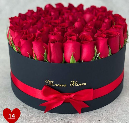 Rosas rojas en caja circular blanca con listón