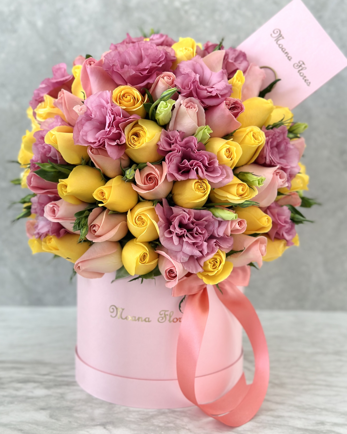 Domo rosas amarillas, rosas hermosas, lisianthus rosa.