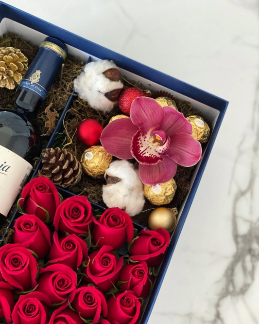 Rosas rojas con chocolates y vino.