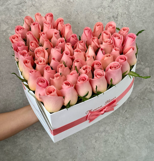 Rosas hermosas en caja de corazon blanco con listón