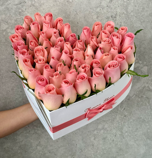 Rosas hermosas en caja de corazon blanco con listón