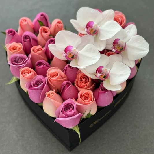 Rosas moradas, rosas hermosas con orquídeas blancas
