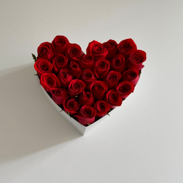 Rosas rojas en caja de corazón blanca mini.