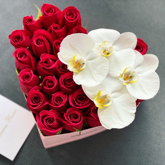 Rosas rojas con orquídeas en caja de corazón rosa mini